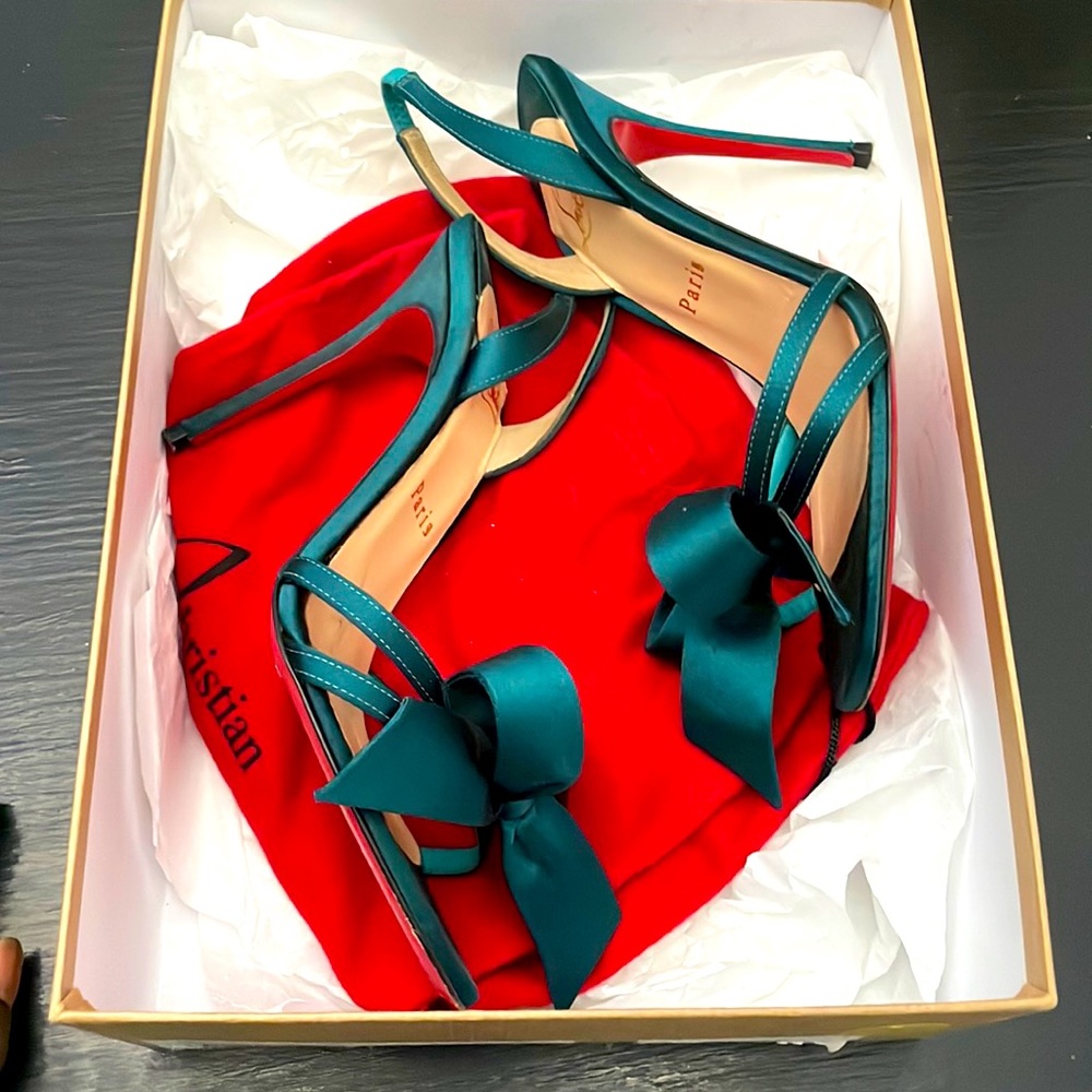 Beautiful Christian louboutin sandals in satin fabric. Stunning